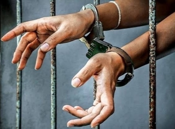 Tiger Group's Raigad district president was arrested; He was absconding in the attempted murder case | टायगर ग्रुपच्या रायगड जिल्हाध्यक्षाला बेड्या; खुनाच्या प्रयत्न प्रकरणी होता फरार Tiger Group's Raigad district president was arrested; He was absconding in the attempted murder case | टायगर ग्रुपच्या रायगड जिल्हाध्यक्षाला बेड्या; खुनाच्या प्रयत्न प्रकरणी होता फरार