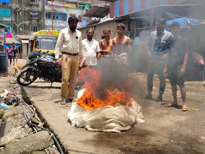 Machine spinning business in Bhiwandi trader Protesting against the Central and State Governments | भिवंडीतील यंत्रमाग व्यवसाय डबघाईला; केंद्र व राज्य सरकारचा निषेध करीत व्यापाऱ्याने केली कापडाची होळी 