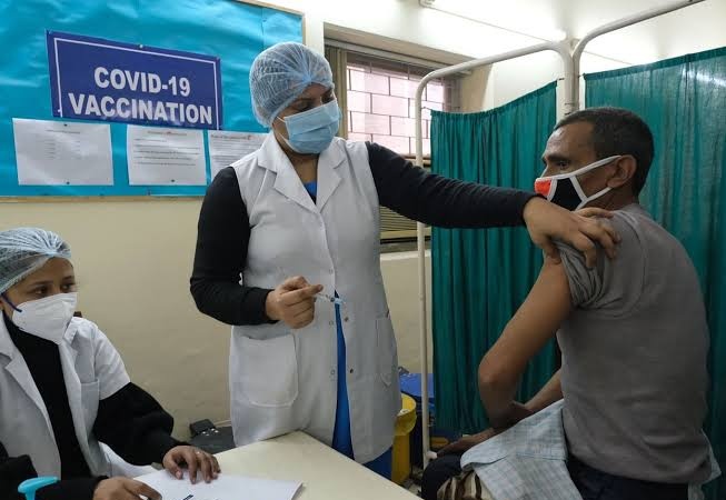 Corona Vaccination: Covishield vaccine will be available on Thursday at 61 centers of Pune Municipal Corporation | Corona Vaccination : पुणे महापालिकेच्या ६१ केंद्रांवर गुरुवारी १८ ते ४४ वयोगटातील नागरिकांना कोव्हिशिल्ड लस उपलब्ध असणार Corona Vaccination: Covishield vaccine will be available on Thursday at 61 centers of Pune Municipal Corporation | Corona Vaccination : पुणे महापालिकेच्या ६१ केंद्रांवर गुरुवारी १८ ते ४४ वयोगटातील नागरिकांना कोव्हिशिल्ड लस उपलब्ध असणार