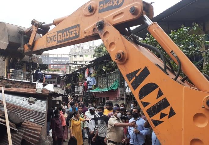 Pune Ambil Odha: Opposition targets municipal authorities over Ambil Odha action; The mayor Murlidhar Mohol also gave answer | Pune Ambil Odha : आंबिल ओढा कारवाईवरून विरोधकांचा महापालिकेतील सत्ताधाऱ्यांवर निशाणा; महापौरांचंही जोरदार प्रत्युत्तर Pune Ambil Odha: Opposition targets municipal authorities over Ambil Odha action; The mayor Murlidhar Mohol also gave answer | Pune Ambil Odha : आंबिल ओढा कारवाईवरून विरोधकांचा महापालिकेतील सत्ताधाऱ्यांवर निशाणा; महापौरांचंही जोरदार प्रत्युत्तर