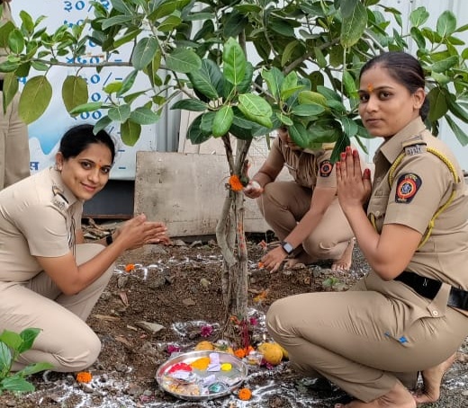 Women police 'On Duty' Vatpoornima in the pimpri | कर्तव्यदक्ष खाकीवर्दीची 'ऑन ड्युटी' वटपौर्णिमा; वडपूजनासोबतच महिला पोलिसांनी केला 'हा' निर्धार Women police 'On Duty' Vatpoornima in the pimpri | कर्तव्यदक्ष खाकीवर्दीची 'ऑन ड्युटी' वटपौर्णिमा; वडपूजनासोबतच महिला पोलिसांनी केला 'हा' निर्धार