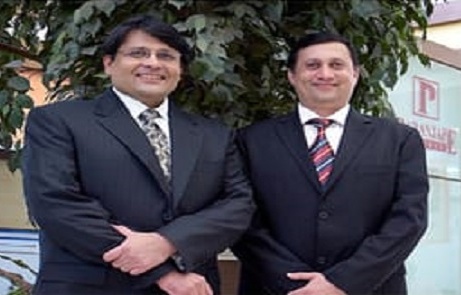 Famous builder Paranjape brothers arrested by Mumbai police | प्रसिद्ध बांधकाम व्यावसायिक परांजपे बंधुंना फसवणूक प्रकरणी मुंबई पोलिसांनी घेतलं ताब्यात Famous builder Paranjape brothers arrested by Mumbai police | प्रसिद्ध बांधकाम व्यावसायिक परांजपे बंधुंना फसवणूक प्रकरणी मुंबई पोलिसांनी घेतलं ताब्यात