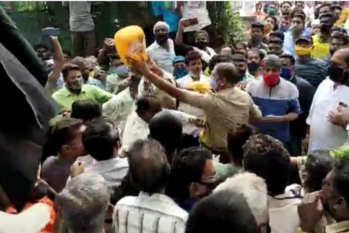 Citizen aggression against encroachment action of Municipal Corporation in Ambil Odha area of Pune; Attempted self-immolation | Pune Ambil Odha Slum: पुण्यातील मोठी बातमी; अतिक्रमणांवरील कारवाईविरोधात नागरिक आक्रमक, रॉकेल अंगावर ओतून आत्मदहनाचा प्रयत्न