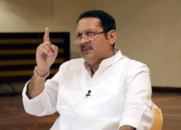 The shivdharm foundation activsits aggressive in indapur due to Insults of MP UdayanRaje bhosale by businessman | खासदार उदयनराजेंबद्दल अपशब्द; व्यावसायिकाच्या तोंडाला काळं फासत कार्यकर्त्यांनी काढली धिंड; इंदापूरमधील घटना