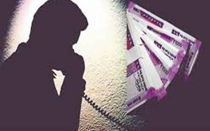 Two persons were arrested in case of demanding Rs 50 lakh ransom from a big businessman in Pune | मोठ्या व्यावसायिकाकडे ५० लाखांची खंडणी मागणाऱ्या दोघांना पोलिसांनी ठोकल्या बेड्या Two persons were arrested in case of demanding Rs 50 lakh ransom from a big businessman in Pune | मोठ्या व्यावसायिकाकडे ५० लाखांची खंडणी मागणाऱ्या दोघांना पोलिसांनी ठोकल्या बेड्या