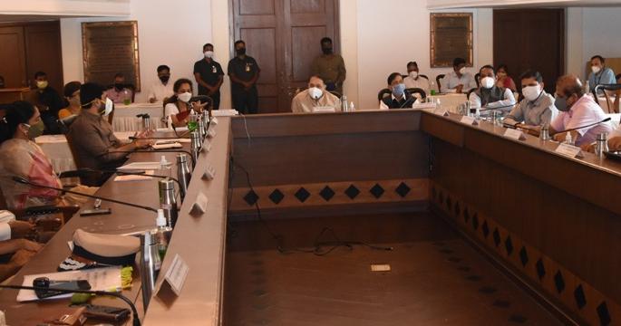 MLAs' remain absent at weekly Covid review meeting after Ajit pawar gives a skip | कोरोना आढावा बैठकीला आमदारांची दांडी!अजित पवार न आल्याने आमदार देखील गायब?