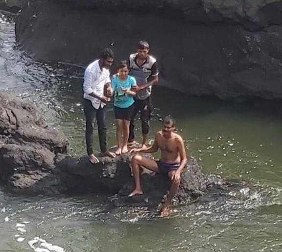 The two person were swept away in the Indrayani river, the locals succeed in rescuing the minor boy, incident in the kundmala | इंद्रायणी नदीच्या पात्रात दोघे गेले वाहून, अल्पवयीन मुलाला वाचविण्यात स्थानिकांना यश; कुंडमळा येथील घटना The two person were swept away in the Indrayani river, the locals succeed in rescuing the minor boy, incident in the kundmala | इंद्रायणी नदीच्या पात्रात दोघे गेले वाहून, अल्पवयीन मुलाला वाचविण्यात स्थानिकांना यश; कुंडमळा येथील घटना