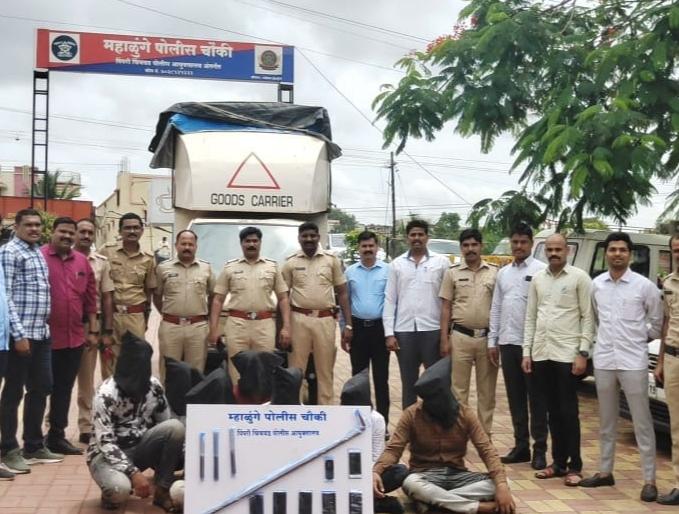 Mahalunge police were arrested robbers with weopan | सशस्त्र दरोडा टाकणाऱ्या दरोडेखोरांच्या महाळुंगे पोलिसांनी आवळल्या मुसक्या Mahalunge police were arrested robbers with weopan | सशस्त्र दरोडा टाकणाऱ्या दरोडेखोरांच्या महाळुंगे पोलिसांनी आवळल्या मुसक्या