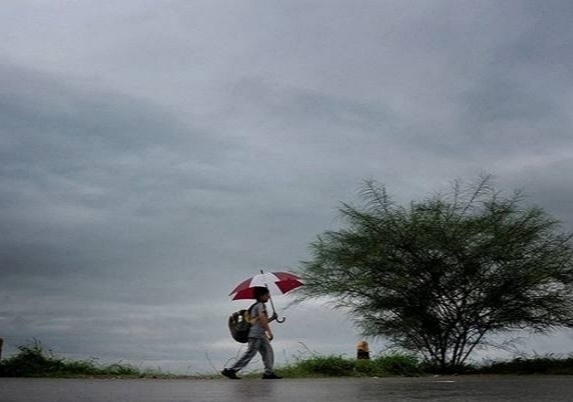 Torrential rains in few places in the state; 'Wait and watch' for rain everywhere | Weather Update : राज्यात तुरळक ठिकाणी मुसळधार पाऊस; सर्वदूर पावसासाठी 'वेट अँड वॉच' Torrential rains in few places in the state; 'Wait and watch' for rain everywhere | Weather Update : राज्यात तुरळक ठिकाणी मुसळधार पाऊस; सर्वदूर पावसासाठी 'वेट अँड वॉच'