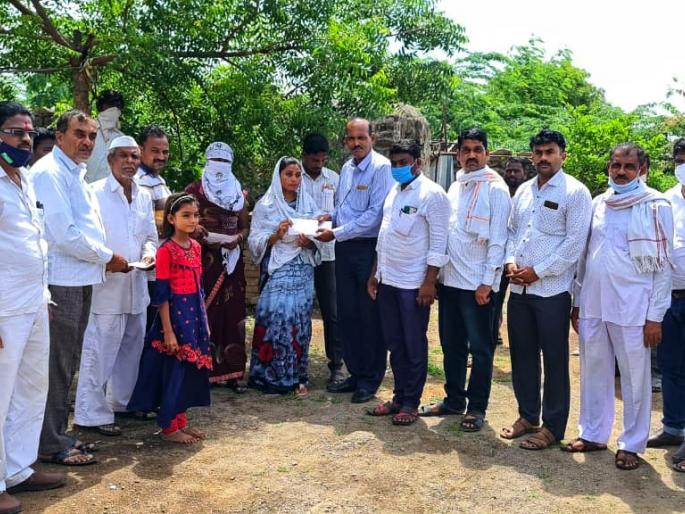 Awakening of the senses; He gave educational support to the destitute Chimukals | संवेदना ठेवल्या जागृत; निराधार चिमुकल्यांना 'त्यांनी' दिला शैक्षणिक आधार 