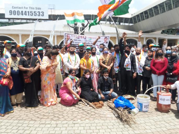 NCP's agitation against Modi government against gas cylinder and petrol-diesel price hike | गॅस सिलेंडर व पेट्रोल-डिझेलच्या दरवाढीविरोधात राष्ट्रवादी काँग्रेसचे मोदी सरकार विरुद्ध आंदोलन NCP's agitation against Modi government against gas cylinder and petrol-diesel price hike | गॅस सिलेंडर व पेट्रोल-डिझेलच्या दरवाढीविरोधात राष्ट्रवादी काँग्रेसचे मोदी सरकार विरुद्ध आंदोलन