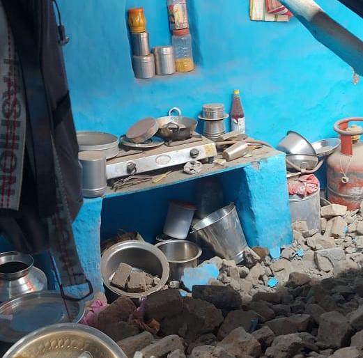 The wall of the house collapsed, boy died, 5 people were injured | घराची भिंत कोसळली, चिमुकल्याचा मृत्यू, ५ जण जखमी The wall of the house collapsed, boy died, 5 people were injured | घराची भिंत कोसळली, चिमुकल्याचा मृत्यू, ५ जण जखमी