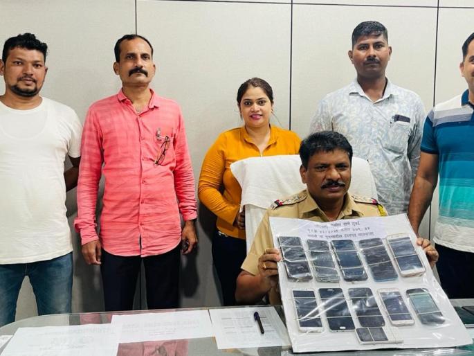 Looted mobile by pushing the elderly; duo arrested by Kandivali police | वृद्धांना धक्का देत मोबाईल करायचे लंपास; कांदिवली पोलिसांकडून दुकलीला अटक Looted mobile by pushing the elderly; duo arrested by Kandivali police | वृद्धांना धक्का देत मोबाईल करायचे लंपास; कांदिवली पोलिसांकडून दुकलीला अटक
