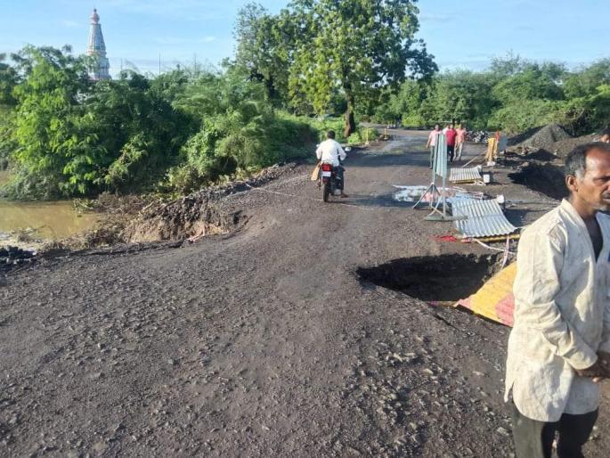 Barshi-Solapur road closed; The road near Saundare was swept away in the rain | बार्शी-सोलापूर रस्ता पडला बंद; सौंदरे जवळील रस्ता पावसाच्या पाण्यात गेला वाहून Barshi-Solapur road closed; The road near Saundare was swept away in the rain | बार्शी-सोलापूर रस्ता पडला बंद; सौंदरे जवळील रस्ता पावसाच्या पाण्यात गेला वाहून