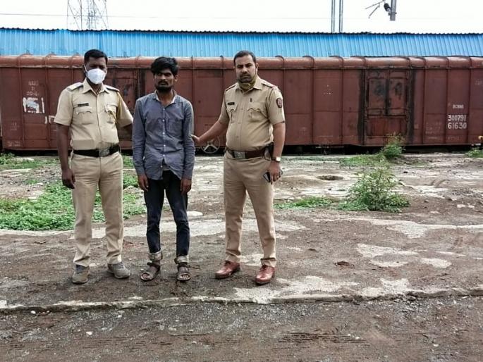 Big news; One of the accused, who escaped from Madha sub-jail, was caught by the police on his way to Pune | मोठी बातमी; माढ्याच्या सबजेलमधून पळालेल्या एका आरोपीला पुण्याला जाताना पोलिसांनी पकडले Big news; One of the accused, who escaped from Madha sub-jail, was caught by the police on his way to Pune | मोठी बातमी; माढ्याच्या सबजेलमधून पळालेल्या एका आरोपीला पुण्याला जाताना पोलिसांनी पकडले