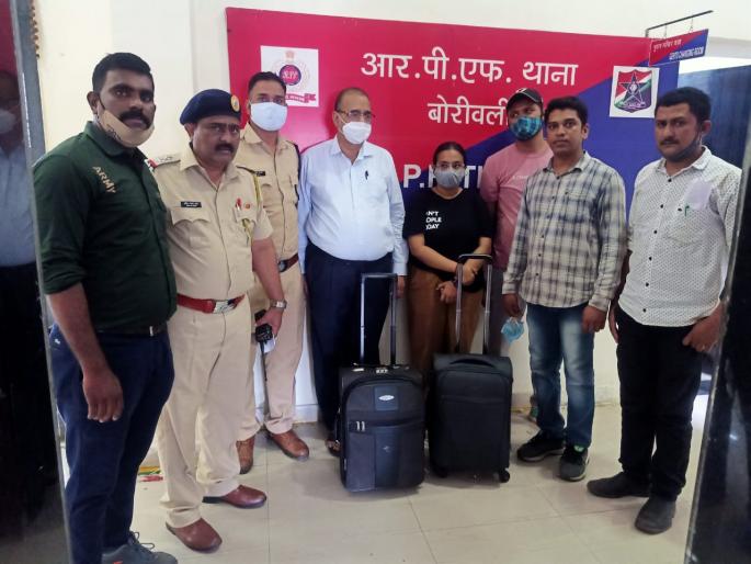 100 gram of gold lost due to bag exchange; In just two hours, the police cracked down | बॅग अदलाबदलीमुळे हरविले १० तोळे सोने; अवघ्या दोन तासांत पोलिसांनी लावला छडा 100 gram of gold lost due to bag exchange; In just two hours, the police cracked down | बॅग अदलाबदलीमुळे हरविले १० तोळे सोने; अवघ्या दोन तासांत पोलिसांनी लावला छडा