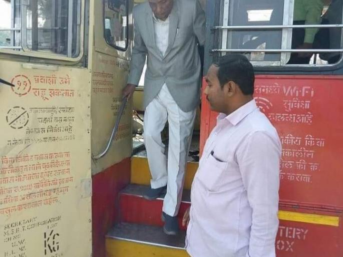 Dad is gone; Ganapatrao Deshmukh, who has been an MLA for 11 times, used to travel by ST | आबा गेले; ११ वेळा आमदार राहिलेले गणपतराव देशमुख एसटीने प्रवास करायचे Dad is gone; Ganapatrao Deshmukh, who has been an MLA for 11 times, used to travel by ST | आबा गेले; ११ वेळा आमदार राहिलेले गणपतराव देशमुख एसटीने प्रवास करायचे