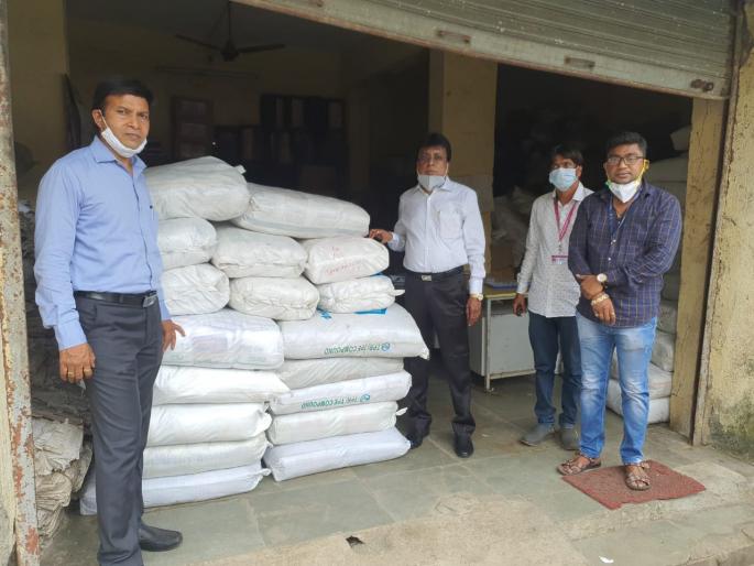 Raids on plastic bag factories; Thousands of kilos of plastic bags seized | प्लास्टिक पिशव्या बनवणाऱ्या कारखान्यावर धाड; हजारो किलो प्लास्टिक पिशव्या जप्त Raids on plastic bag factories; Thousands of kilos of plastic bags seized | प्लास्टिक पिशव्या बनवणाऱ्या कारखान्यावर धाड; हजारो किलो प्लास्टिक पिशव्या जप्त