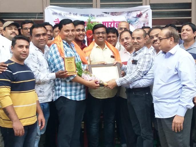 Respect for the people of Parola who reached out to help the flood victims at Mahad | महाड येथे पूरग्रस्तांच्या मदतीसाठी सरसावलेल्या हातांचा पारोळावासीयांकडून सन्मान Respect for the people of Parola who reached out to help the flood victims at Mahad | महाड येथे पूरग्रस्तांच्या मदतीसाठी सरसावलेल्या हातांचा पारोळावासीयांकडून सन्मान