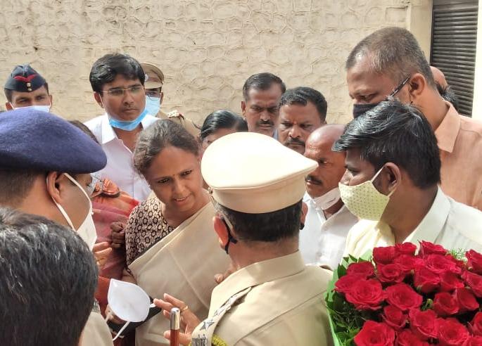 Shevgaon-Pathardi review meeting; BJP stopped the office bearers at the entrance. | शेवगाव-पाथर्डीच्या आढावा बैठकीत भाजप पदाधिकऱ्यांना रोखले, आमदार राजळे संतापल्या Shevgaon-Pathardi review meeting; BJP stopped the office bearers at the entrance. | शेवगाव-पाथर्डीच्या आढावा बैठकीत भाजप पदाधिकऱ्यांना रोखले, आमदार राजळे संतापल्या