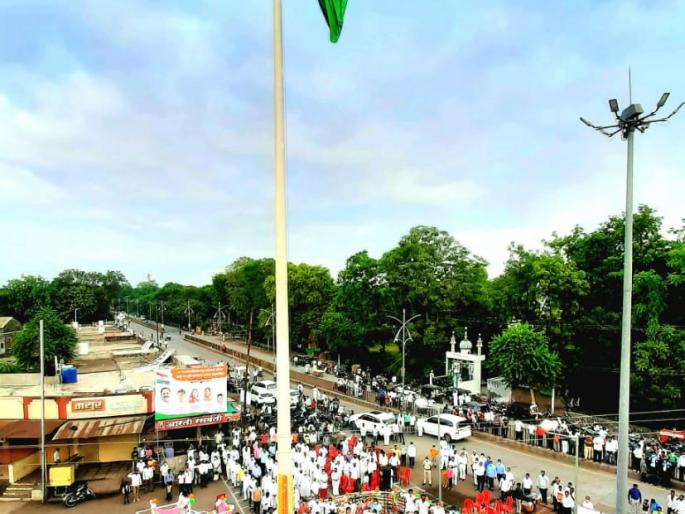 A 100 feet tricolor fluttered in Amalnera | अमळनेरात १०० फुटी तिरंगा फडकला