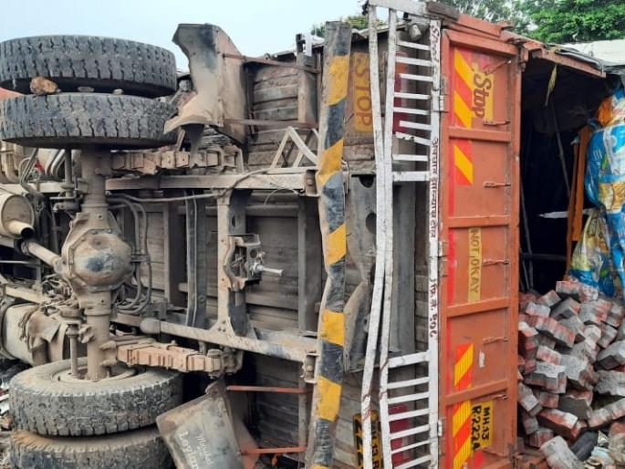 A rickshaw was crushed by a failed brake truck; husband and wife were killed and 17 others were injured | ब्रेक निकामी झालेल्या ट्रकने रिक्षाला चिरडले;पती-पत्नी ठार,१७ जण जखमी A rickshaw was crushed by a failed brake truck; husband and wife were killed and 17 others were injured | ब्रेक निकामी झालेल्या ट्रकने रिक्षाला चिरडले;पती-पत्नी ठार,१७ जण जखमी