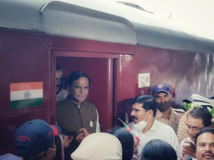 Union Minister of State for Railways Raosaheb Danve arrives in Aurangabad from a special railway carriage. | केंद्रीय रेल्वे राज्यमंत्री रावसाहेब दानवे रेल्वेच्या विशेष बोगीतून औरंगाबादेत दाखल, स्वागताला कार्यकर्त्यांची लोटालोटी Union Minister of State for Railways Raosaheb Danve arrives in Aurangabad from a special railway carriage. | केंद्रीय रेल्वे राज्यमंत्री रावसाहेब दानवे रेल्वेच्या विशेष बोगीतून औरंगाबादेत दाखल, स्वागताला कार्यकर्त्यांची लोटालोटी