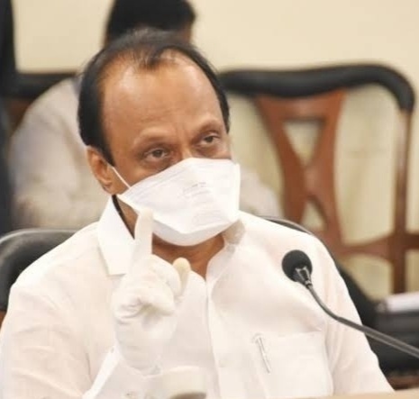 Hey, where's your mask, tell the police to pick it up; Ajit Pawar angry on cameraman's in Baramati | अरे, तुझा मास्क कुठंय, उचलायला सांगू का तुला पोलिसांना; बारामतीत अजित पवारांनी घेतली कॅमेरामनची 'शाळा' Hey, where's your mask, tell the police to pick it up; Ajit Pawar angry on cameraman's in Baramati | अरे, तुझा मास्क कुठंय, उचलायला सांगू का तुला पोलिसांना; बारामतीत अजित पवारांनी घेतली कॅमेरामनची 'शाळा'
