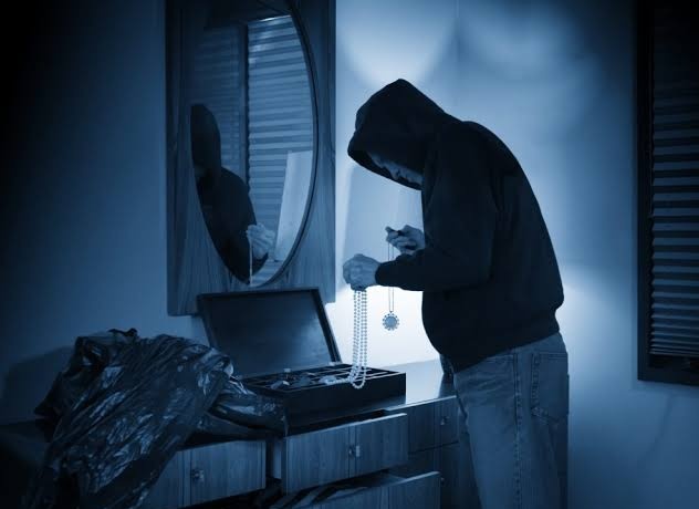 Shocking! Theft in 439 houses in a single area, 4 buildings, incident in Pune | धक्कादायक! एकच परिसर, ४ इमारती अन् तब्बल ४३९ घरांमध्ये चोरी; पुण्यातील घटना