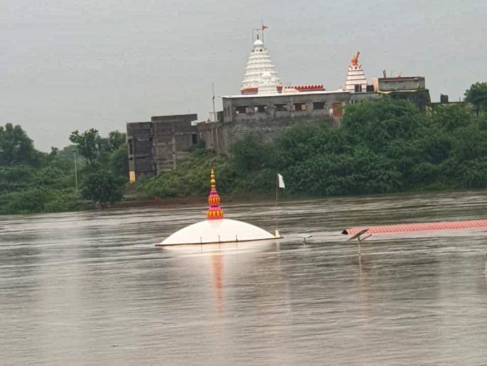 Godavari floods again after 22 days; Rakshasabhuvan Shani Mandir, Datta Mandir at Panchaleshwar under water | गोदावरीला २२ दिवसानंतर पुन्हा पूर; राक्षसभुवन शनी मंदिर, पांचाळेश्वर येथील दत्त मंदिर पाण्याखाली Godavari floods again after 22 days; Rakshasabhuvan Shani Mandir, Datta Mandir at Panchaleshwar under water | गोदावरीला २२ दिवसानंतर पुन्हा पूर; राक्षसभुवन शनी मंदिर, पांचाळेश्वर येथील दत्त मंदिर पाण्याखाली
