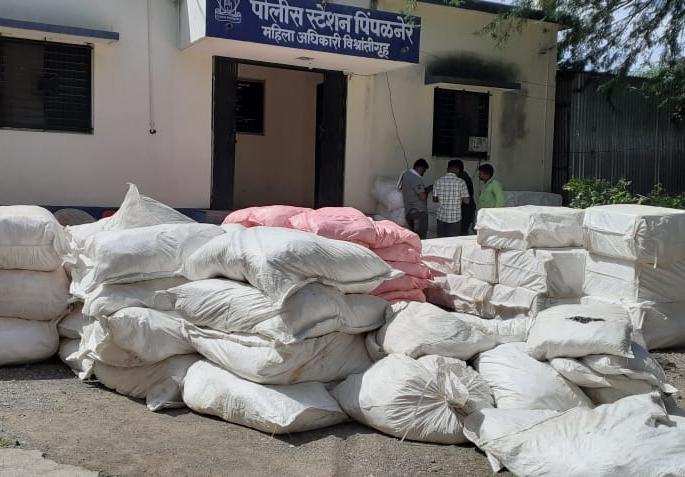 Big action! Gutkha worth Rs 60 lakh seized in special squad raid; Two in custody | मोठी कारवाई ! विशेष पथकाच्या छाप्यात ६० लाखांचा गुटखा जप्त; दोघे ताब्यात Big action! Gutkha worth Rs 60 lakh seized in special squad raid; Two in custody | मोठी कारवाई ! विशेष पथकाच्या छाप्यात ६० लाखांचा गुटखा जप्त; दोघे ताब्यात