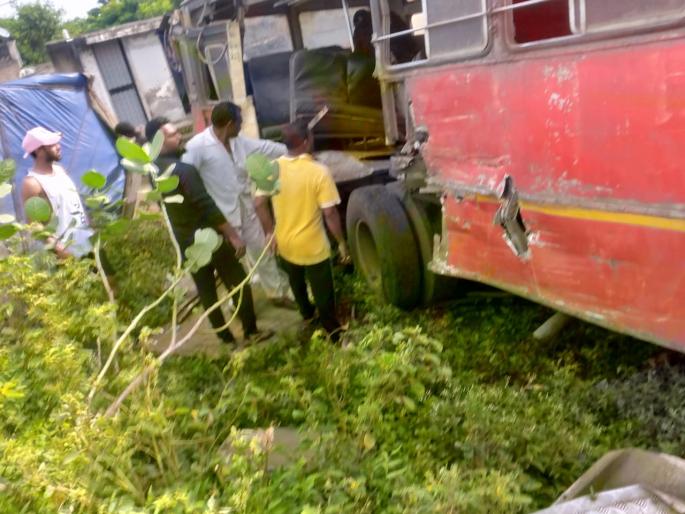 Truck-bus accident on Malkapur-Buldana road, 15 passengers injured, six serious | मलकापूर-बुलडाणा मार्गावर ट्रक-बसचा अपघात, १५ प्रवाशी जखमी, सहा गंभीर