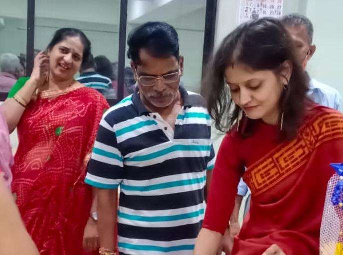 Leader's birthday in municipal building, video goes viral | मोबाईलवर भाजप नेत्याचा फोटो ठेवून महापालिकेच्या इमारतीतच वाढदिवस, व्हिडिओ व्हायरल Leader's birthday in municipal building, video goes viral | मोबाईलवर भाजप नेत्याचा फोटो ठेवून महापालिकेच्या इमारतीतच वाढदिवस, व्हिडिओ व्हायरल