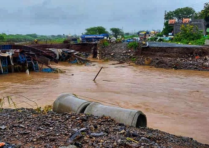 Haunted by torrential rains; Many villages including Ambajogai lost contact | मुसळधार पावसाने हाहाकार; अंबाजोगाईसह अनेक गावांचा संपर्क तुटला Haunted by torrential rains; Many villages including Ambajogai lost contact | मुसळधार पावसाने हाहाकार; अंबाजोगाईसह अनेक गावांचा संपर्क तुटला