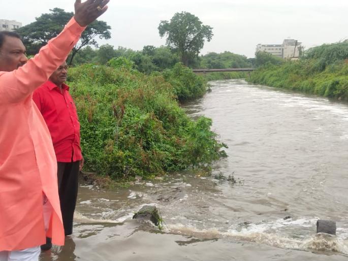 Breaking; Water flow increased from the old Poona Naka bridge; Road closed | Breaking; जुना पुना नाका पुलावरून पाण्याचा प्रवाह वाढला; रस्ता केला बंद Breaking; Water flow increased from the old Poona Naka bridge; Road closed | Breaking; जुना पुना नाका पुलावरून पाण्याचा प्रवाह वाढला; रस्ता केला बंद