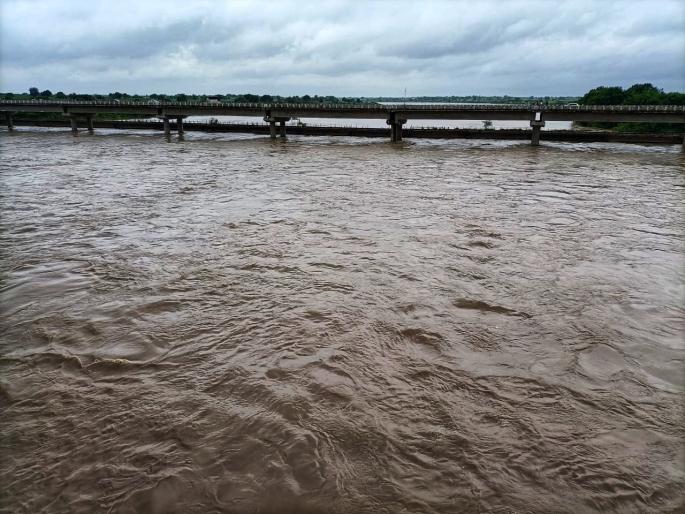 Rivers reach dangerous level in Parbhani district | परभणी जिल्ह्यात नद्यांनी गाठली धोक्याची पातळी Rivers reach dangerous level in Parbhani district | परभणी जिल्ह्यात नद्यांनी गाठली धोक्याची पातळी