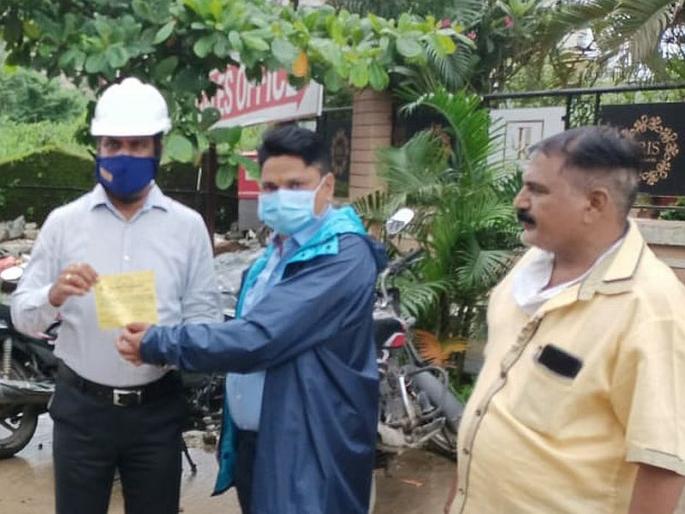 Action taken by the municipal corporation against two complexes which do not sort waste and throw it on the road | कचऱ्याचे वर्गीकरण न करणाऱ्या, तो रस्त्यावर फेकणाऱ्या दोन उच्चभ्रू संकुलांना पालिकेचा दणका, केली अशी कारवाई Action taken by the municipal corporation against two complexes which do not sort waste and throw it on the road | कचऱ्याचे वर्गीकरण न करणाऱ्या, तो रस्त्यावर फेकणाऱ्या दोन उच्चभ्रू संकुलांना पालिकेचा दणका, केली अशी कारवाई