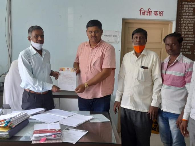 Investigate corruption under Panchayat Samiti and Agriculture Department; Akkalkot Shiv Sena's demand | पंचायत समिती व कृषि विभागांतर्गत झालेल्या भ्रष्टाचाराची चौकशी करा; अक्कलकोट शिवसेनेची मागणी