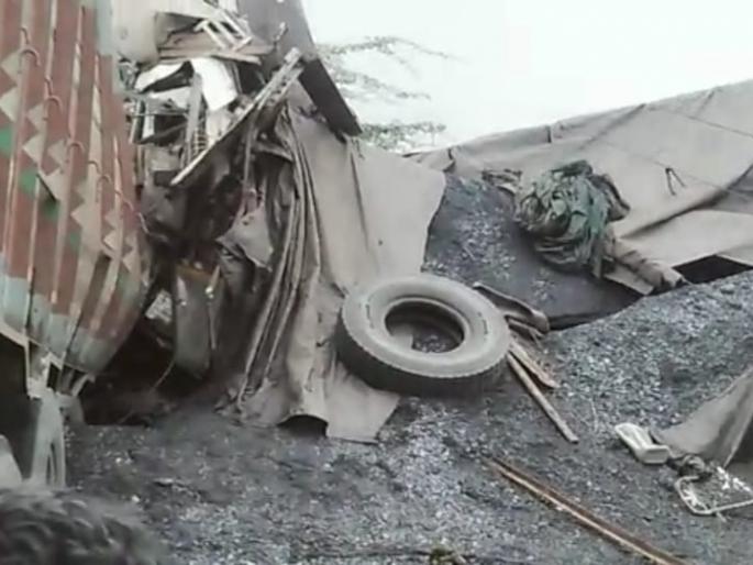 Nearly two trucks collided head-on; A young man was killed and two others were seriously injured in the incident | जतजवळ दोन ट्रकची समोरासमोर धडक; पाठखळमधील तरुण ठार, दोघे गंभीर जखमी Nearly two trucks collided head-on; A young man was killed and two others were seriously injured in the incident | जतजवळ दोन ट्रकची समोरासमोर धडक; पाठखळमधील तरुण ठार, दोघे गंभीर जखमी