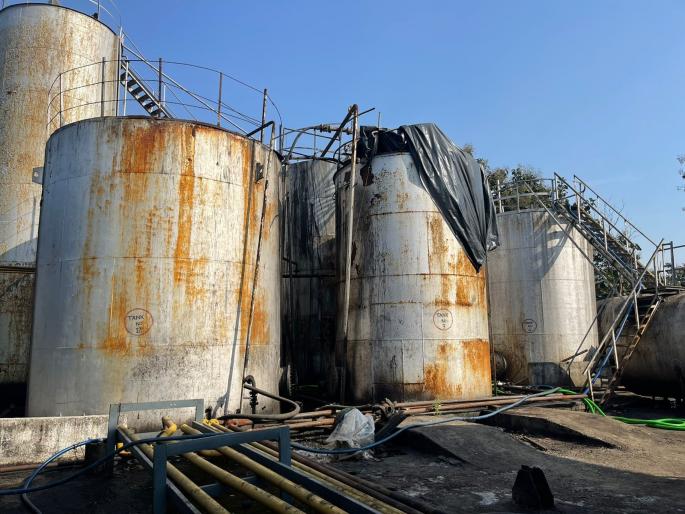 A gang selling chemical diesel made in Palghar has been arrested in Solapur | पालघरमध्ये तयार झालेले केमीकल डिझेल सोलापुरात विक्री करणारी टोळी जेरबंद A gang selling chemical diesel made in Palghar has been arrested in Solapur | पालघरमध्ये तयार झालेले केमीकल डिझेल सोलापुरात विक्री करणारी टोळी जेरबंद