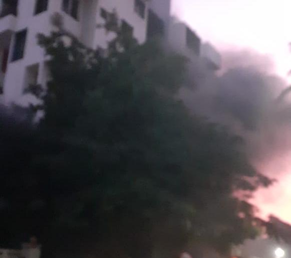A building caught fire in Solapur; Burn cars and shops | सोलापुरात इमारतीला लागली भीषण आग; गाड्या, दुकानांचं साहित्य जळून खाक A building caught fire in Solapur; Burn cars and shops | सोलापुरात इमारतीला लागली भीषण आग; गाड्या, दुकानांचं साहित्य जळून खाक