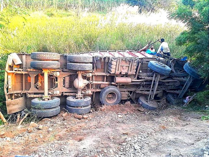 Two pickup trucks collided head-on, killing one driver | दोन भरधाव ट्रक समोरासमोर धडकल्या, एक चालक ठार Two pickup trucks collided head-on, killing one driver | दोन भरधाव ट्रक समोरासमोर धडकल्या, एक चालक ठार