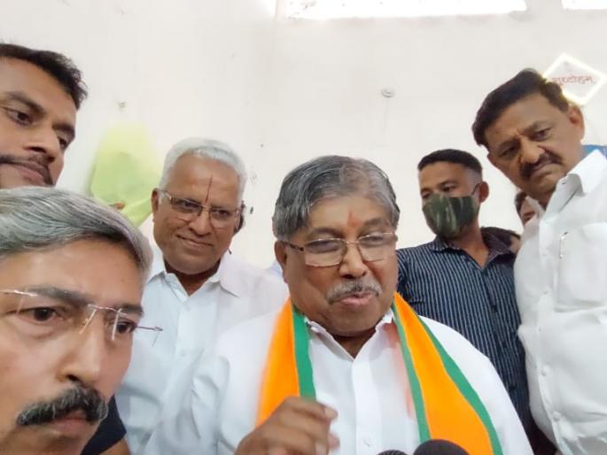 Uddhav Thackeray had avoided the phone call of a big leader of the Grand Alliance; Chandrakant Patil's assassination | उद्धव ठाकरेंनी टाळला होता महाआघाडीतील मोठ्या नेत्याचा फोन; चंद्रकांत पाटलांचा गौप्यस्फोट