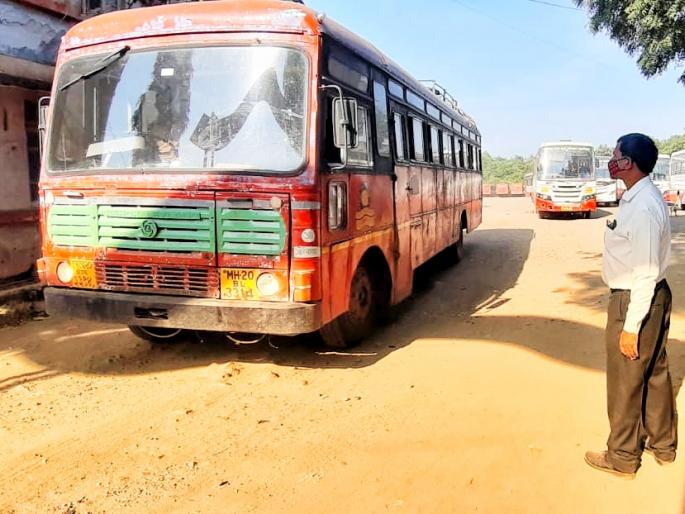 Bus service at Cidco bus stand smooth, termination notice to agitating ST employees | सिडको बसस्थानकातील बससेवा सुरळीत, आंदोलक एसटी कर्मचाऱ्यांना सेवा समाप्तीच्या नोटिसा Bus service at Cidco bus stand smooth, termination notice to agitating ST employees | सिडको बसस्थानकातील बससेवा सुरळीत, आंदोलक एसटी कर्मचाऱ्यांना सेवा समाप्तीच्या नोटिसा