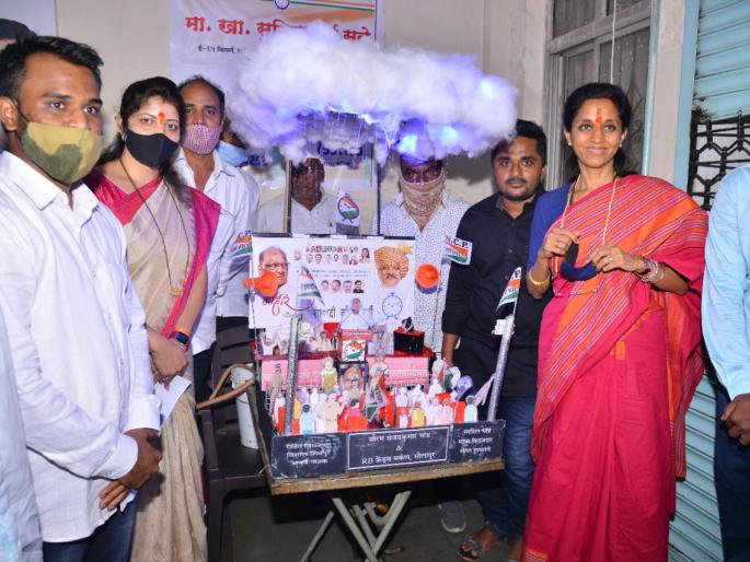 Supriyatai took note of the scene of Sharad Pawar's meeting in the rain | शरद पवार यांच्या पावसातील सभेच्या देखाव्याची सुप्रियाताईंनी घेतली दखल Supriyatai took note of the scene of Sharad Pawar's meeting in the rain | शरद पवार यांच्या पावसातील सभेच्या देखाव्याची सुप्रियाताईंनी घेतली दखल