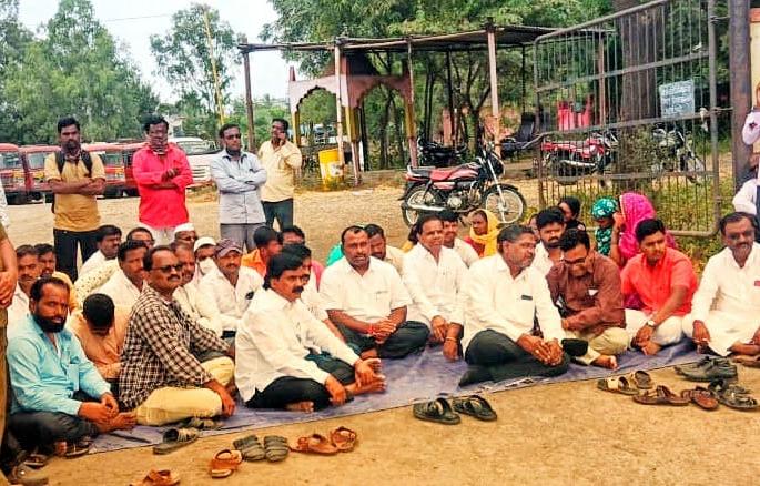 BJP's jump in ST workers' agitation; BJP supports workers' demands | एसटी कर्मचाऱ्यांच्या आंदोलनात भाजपाची उडी; कर्मचाऱ्यांच्या मागण्यांना भाजपचा पाठिंबा BJP's jump in ST workers' agitation; BJP supports workers' demands | एसटी कर्मचाऱ्यांच्या आंदोलनात भाजपाची उडी; कर्मचाऱ्यांच्या मागण्यांना भाजपचा पाठिंबा