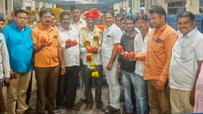 Farmers happy on Mars Market Committee; Pomegranate got Rs 511 per kg | मंगळवेढा मार्केट कमिटीत शेतकरी आनंदी; डाळिंबला मिळाला ५११ रुपये प्रतिकिलो दर 