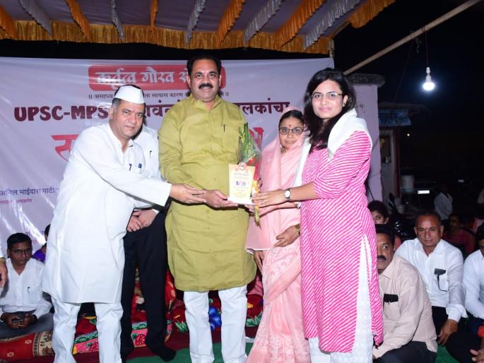 Khandesh's dignitaries felicitated at Mandal | खान्देशातील गुणवंतांचा मांडळ येथे सत्कार Khandesh's dignitaries felicitated at Mandal | खान्देशातील गुणवंतांचा मांडळ येथे सत्कार