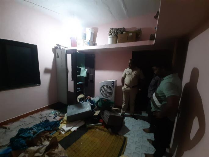 The robbery took place at Varavade in the morning; Husband, wife injured, millions looted | वडशिंगे येथे पहाटे पडला दरोडा; पती, पत्नी जखमी, लाखोंचा ऐवज लुटला