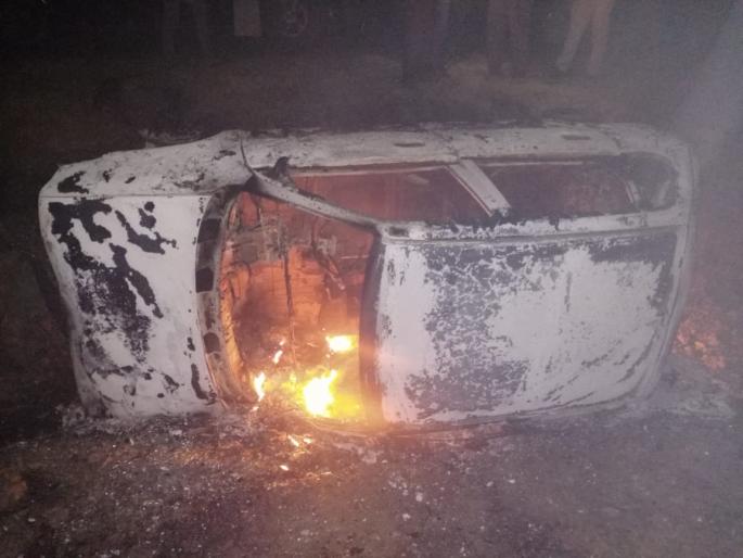 Pretending to have an accident set the car on fire; He beat the two and stole Rs 10 lakh | अपघात झाल्याचा बनाव करीत कार पेटवली; दोघांना मारहाण करून दहा लाखांचा ऐवज पळविला Pretending to have an accident set the car on fire; He beat the two and stole Rs 10 lakh | अपघात झाल्याचा बनाव करीत कार पेटवली; दोघांना मारहाण करून दहा लाखांचा ऐवज पळविला